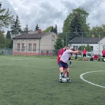 Żubry i Online Team z kompletem punktów w Lidze „Szóstek” w Radomsku