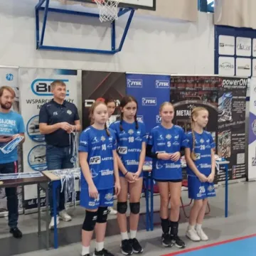 Minisiatkówka w miejskiej hali Akademii Volley Radomsko