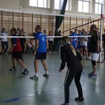 Samorządowcy grali w siatkówkę