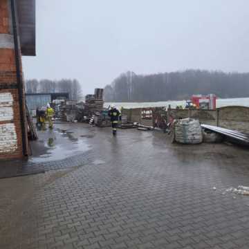 Pożar warsztatu samochodowego w miejscowości Długie. 9 zastępów w walce z żywiołem