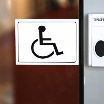 W radomszczańskim magistracie są kolejne udogodnienia dla osób z niepełnosprawnościami
