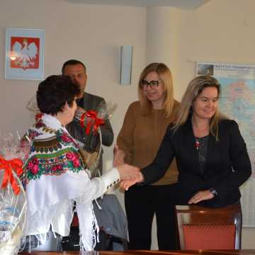 Panie z KGW „Myśliwczów” odebrały gratulacje od Zarządu Powiatu Radomszczańskiego