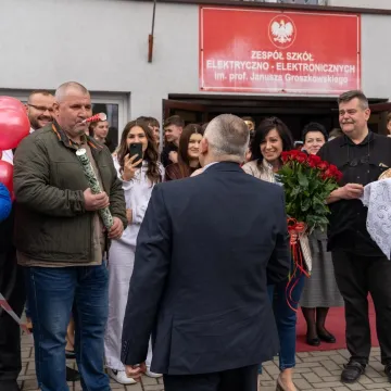Chlebem i solą powitała społeczność ZSE-E w Radomsku nowego-starego dyrektora