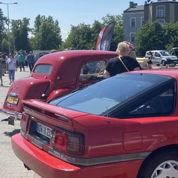 Auto - Moto Weteran 6.  W Radomsku zaparkowały motoryzacyjne legendy