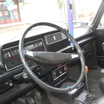 Maluchy, Łady i Cadillaki - wystawa samochodów przed Muzeum Regionalnym w Radomsku