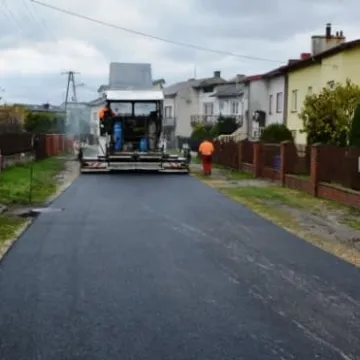 Ulica Zajazd zyska asfalt