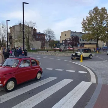 Zlot i parada zabytkowych samochodów w Święto Niepodległości w Radomsku