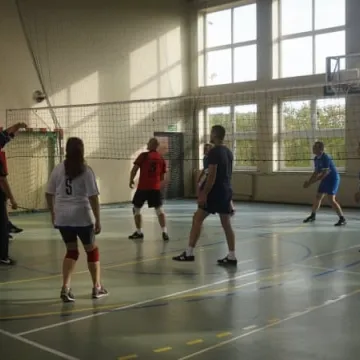 Samorządowcy grali w siatkówkę