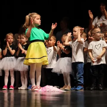 Dzieci z PP nr 9 w Radomsku wystąpiły w MDK dla mamy i taty