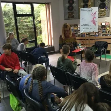 Spotkanie młodzieży z pisarką w bibliotece