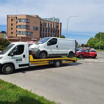 Kierująca nissanem wymusiła pierwszeństwo. Doprowadziła do zderzenia z dwoma samochodami