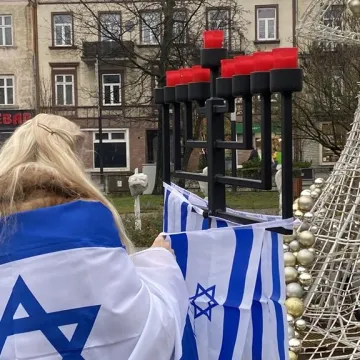 Chanuka w Radomsku. Było odpalenie świec, śpiew i pączki