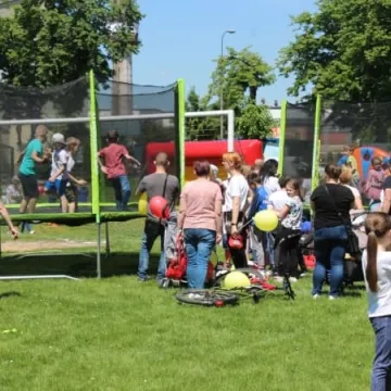 Barwny korowód z okazji Dnia Dziecka