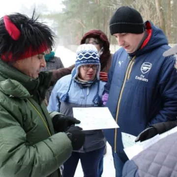 Spacer z mapą i kompasem