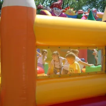 Barwny korowód z okazji Dnia Dziecka