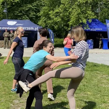 Żołnierze uczą w Radomsku kobiety podstaw samoobrony