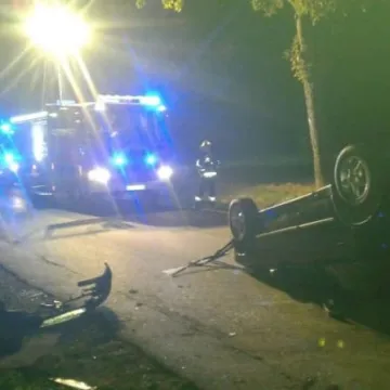 W Wiewiórowie dachował opel astra. Kierowca uciekł z miejsca zdarzenia