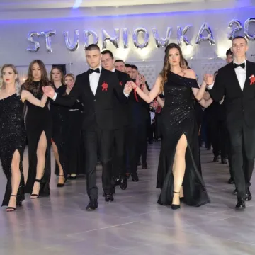 Szampańska zabawa studniówkowa ZSE w Radomsku