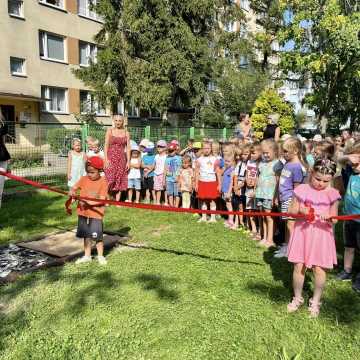Publiczne Przedszkole nr 10 w Radomsku wzbogaciło się o ścieżkę sensoryczną