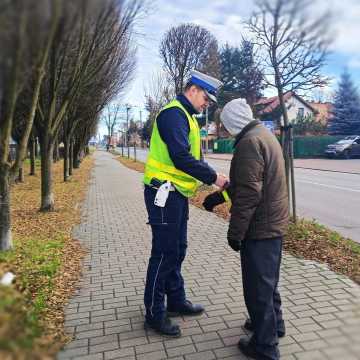 Mikołajkowa akcja radomszczańskiej policji. Funkcjonariusze wręczali odblaski