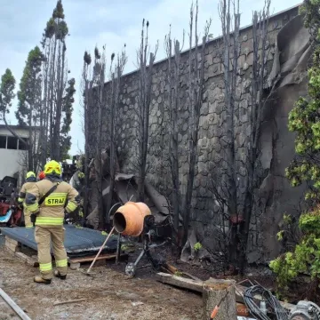 Pożar na ul. Staffa w Radomsku. Palił się traktor i garaż, zagrożone były inne budynki