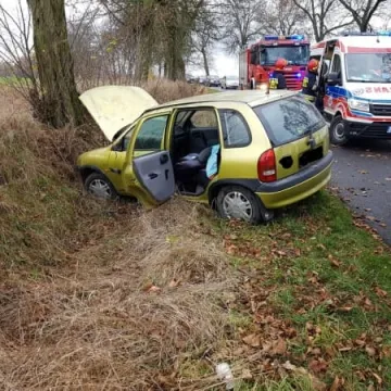 Corsa wjechała do rowu między Strzałkowem a Orzechówkiem