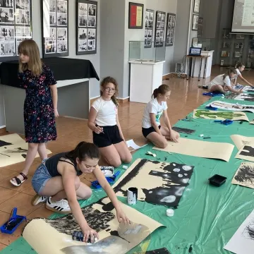 Radomszczańskie pejzaże oczami dzieci. Warsztaty prof. Wiatra w Muzeum w Radomsku