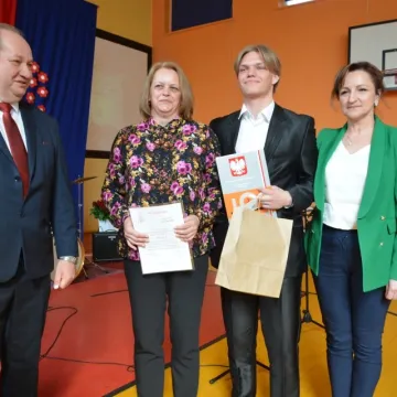 Maturzyści już ze świadectwami!