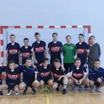 Młodzi piłkarze walczą o puchary