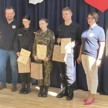 Foto budka, pokazy, poznawanie szkoły. Dzień  Otwarty w ZSP w Kamieńsku