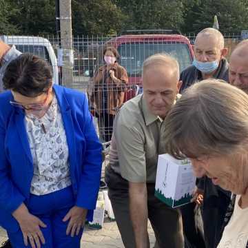 Poseł Anna Milczanowska rozdawała sadzonki z autografem pary prezydenckiej
