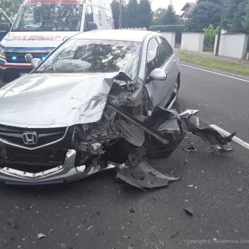 Czołowe zderzenie pojazdów w Bloku Dobryszyce. Dwie osoby w szpitalu