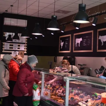 Kamieńsk z nowy centrum handlowym w centrum miasta