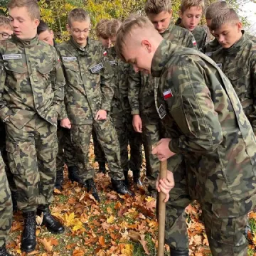 Uczniowie ZSDiOŚ w Radomsku zakopali kapsułę czasu