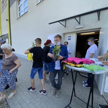 Oddali puszki, otrzymali sadzonki i zioła