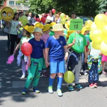 Barwny korowód z okazji Dnia Dziecka