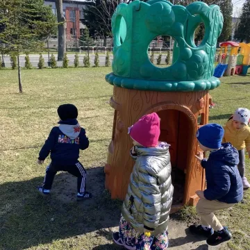 Zajączek ukrył się w PP nr 5 w Radomsku. Dzieci ruszyły na poszukiwania