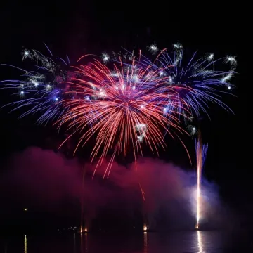 Petardy a fajerwerki – jaka jest różnica?