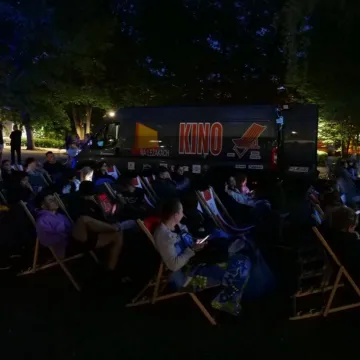 Kino na leżakach i w dodatku pod chmurką