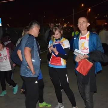 Nocne bieganie po placu targowym 