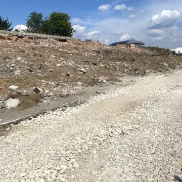 Znika trybuna główna na stadionie przy Brzeźnickiej 26