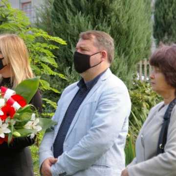 Dąb Pamięci przypomina o tragicznej śmierci Tadeusza Rozpędka