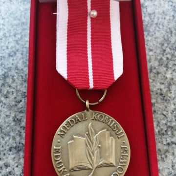 Medal Komisji Edukacji Narodowej dla Anny Grzywacz - dyrektor PSP nr 8 w Radomsku