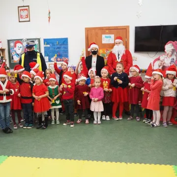 Odblaski od Świętego Mikołaja i policjantów