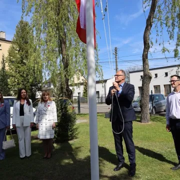 Na nowym maszcie PP4 w Radomsku powiewa już biało-czerwona flaga