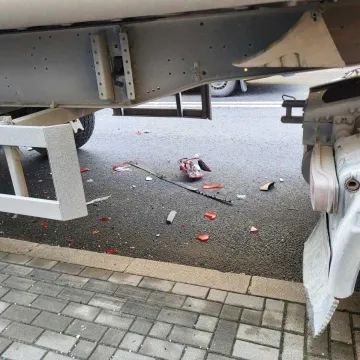 Na DK91 w Kamieńsku samochód uderzył w budynek i ciężarówkę