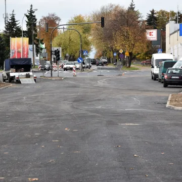 Piotrków Tryb: na ul. Wojska Polskiego asfalt czeka na pasy