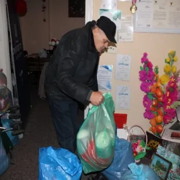 Studenci seniorzy pomagają potrzebującym