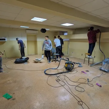 Uczniowie włączyli się w remont sali lekcyjnej w ZSE-E w Radomsku