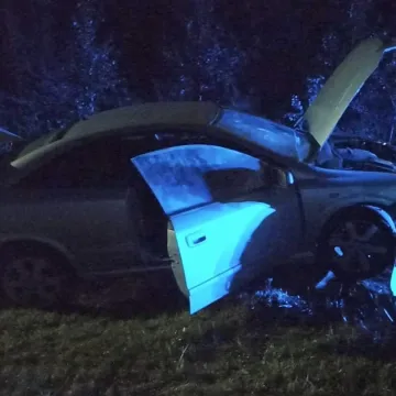 Kompletnie pijany kierowca wjechał w betonowy mostek